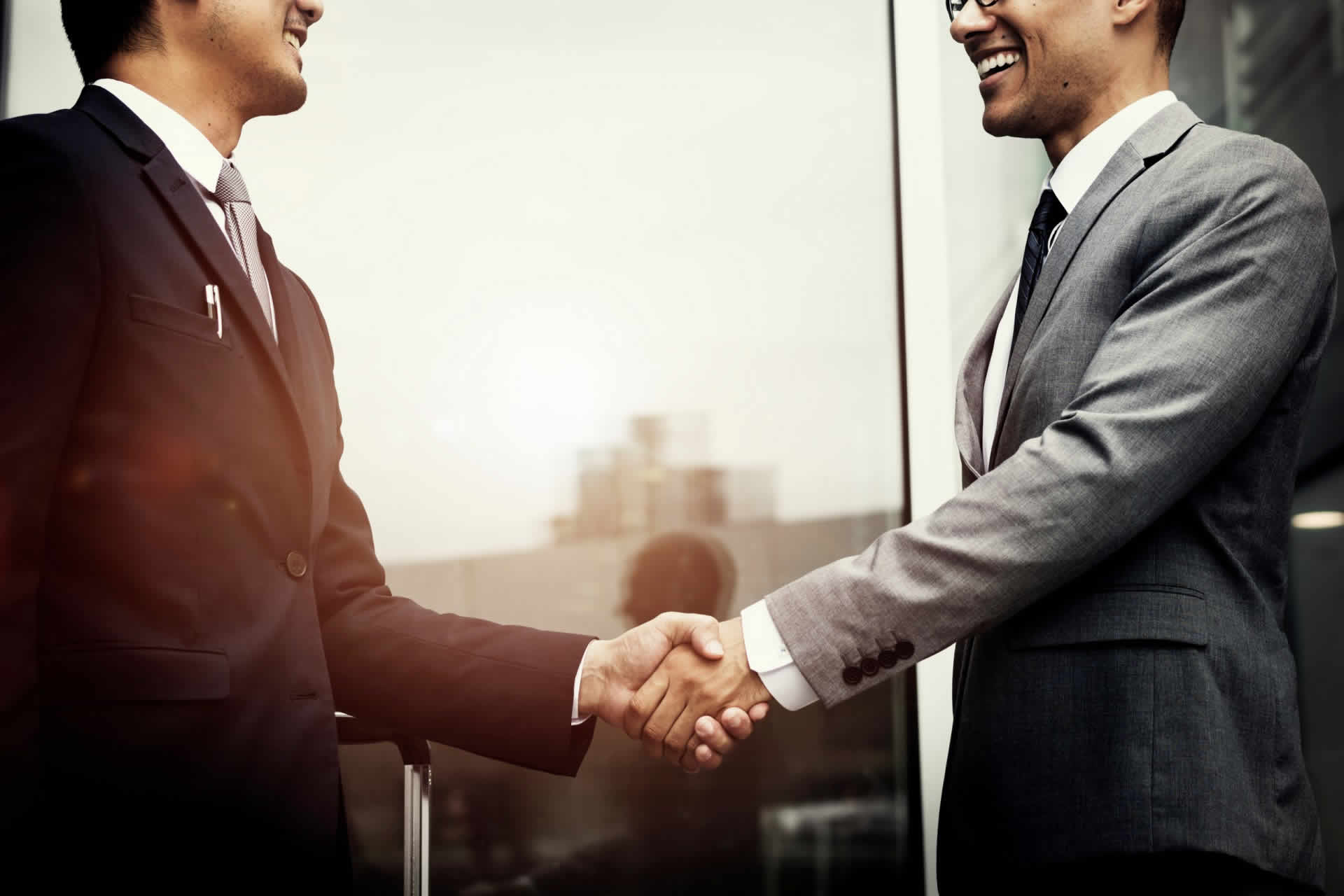 Operario supervisando maquinaria pesada